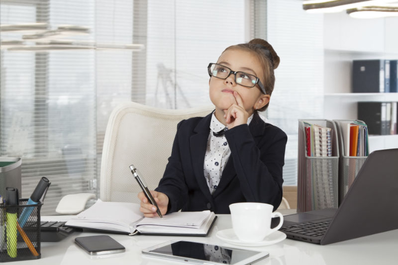 sehr junge Trainee am Arbeitsplatz