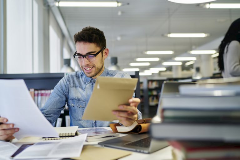 Student schreibt Bachelorarbeit im Unternehmen.