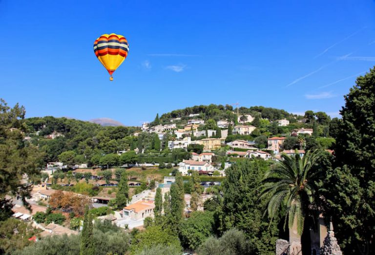 Eine Flug mit dem Heißluftballon in Frankreich ist mit dem Urlaubsgeld finanzierbar