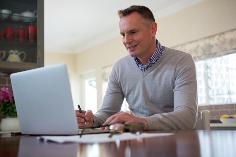 Ein Mann sitzt am Laptop und macht die Steuererklärung