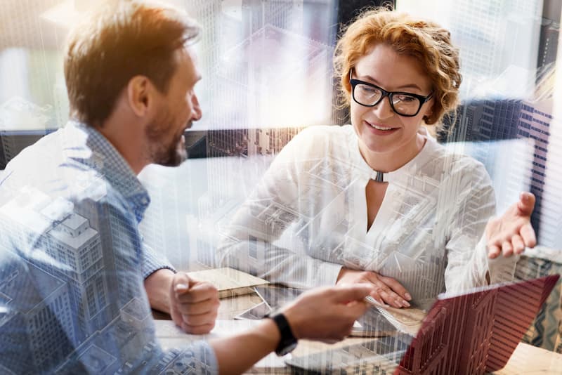 Die Unterlagen werden beim Bewerbungstraining betrachtet