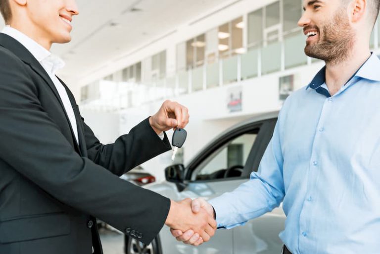 Ein Mann erhält einen Schlüssel für den Firmenwagen, ein beliebtes Mitarbeiter-Benefit