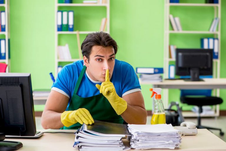 Eine Hygienekraft stiehlt Dokumente, es droht die Verdachtskündigung