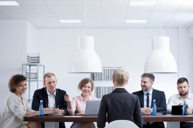 Mehrere Mitglieder des Betriebsrats diskutieren mit der Chefin