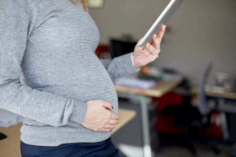 Eine schwangere Frau auf der Arbeit kurz vor dem Mutterschutz