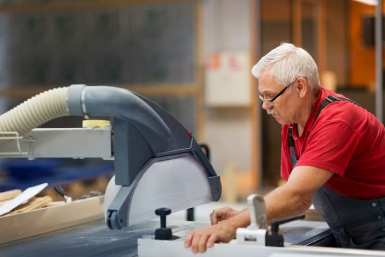 Ein älterer Arbeiter an einer Maschine in Altersteilzeit