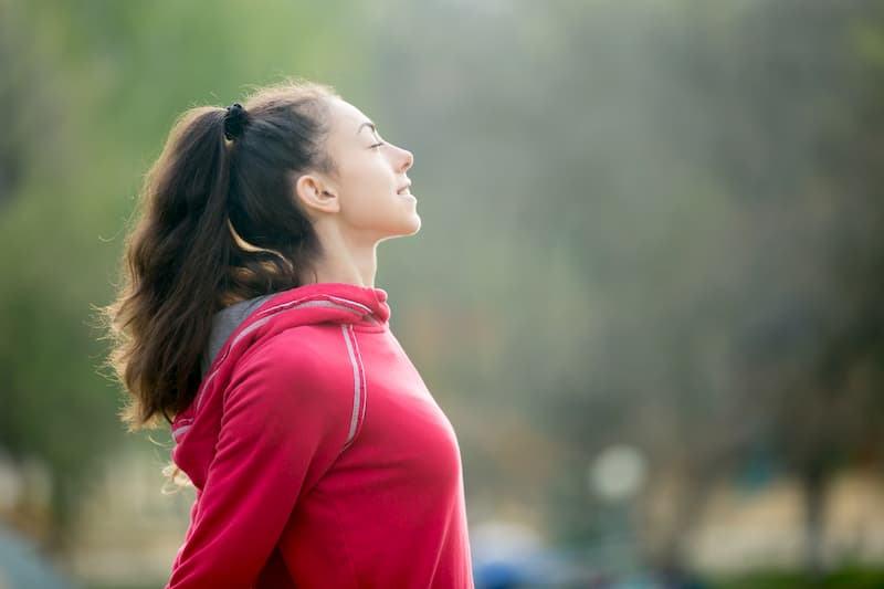 Eine Frau macht eine Atemübung, dies hilft bei der Work-Life-Balance