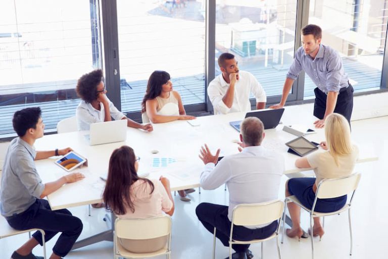 Ein Chef im Meeting mit seinen Mitarbeitern, er hat einen eigenen Führungsstil