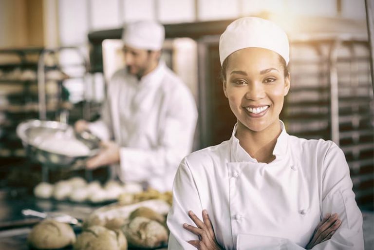 Eine Frau arbeitet als Bäckerin, sie ist in der Probezeit