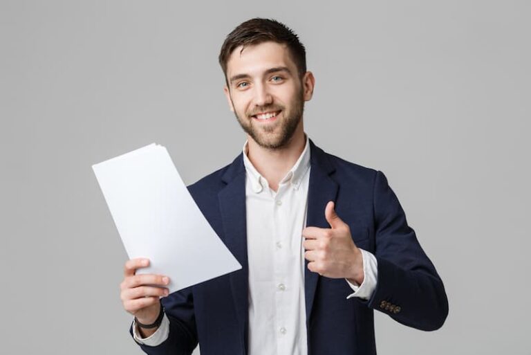 Ein junger Mann hält sein Zwischenzeugnis in der Hand