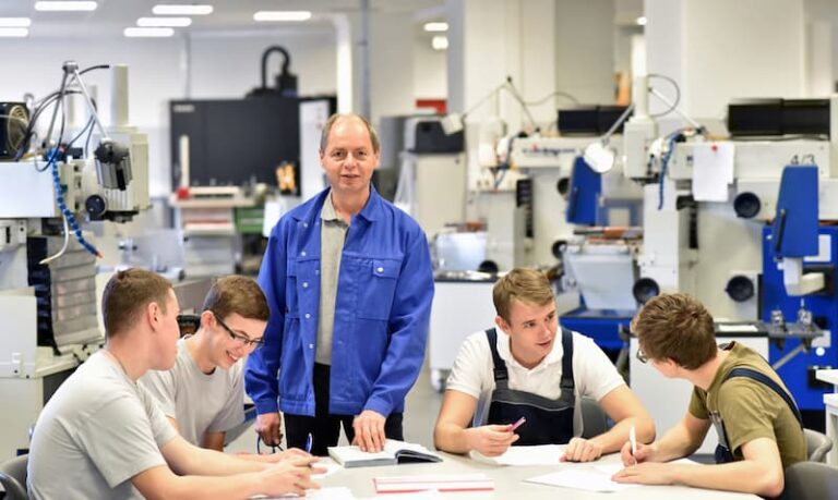 Ein Mann arbeitet in der Berufsschule nach der Umschulung zum Lehrer