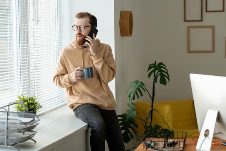 Ein Mann sitzt zuhause und telefoniert, denn er hat Rufbereitschaft