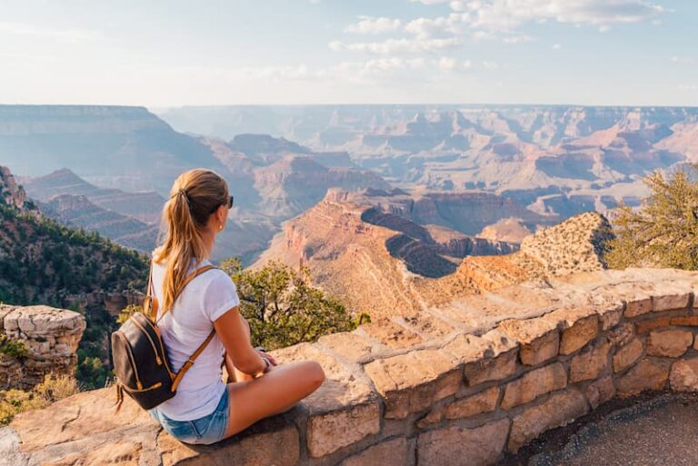 Eine Frau sitzt am Grand Canyon und macht ein Sabbatical