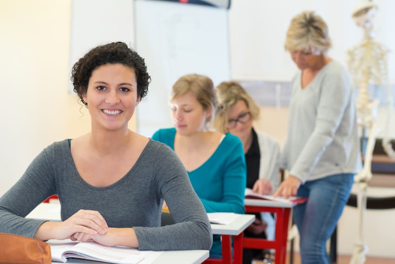 Eine Frau sitzt in einer Umschulung