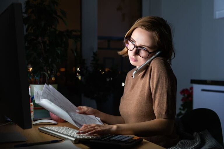 Eine Frau arbeitet gegen Abend dank flexibler Arbeitszeiten