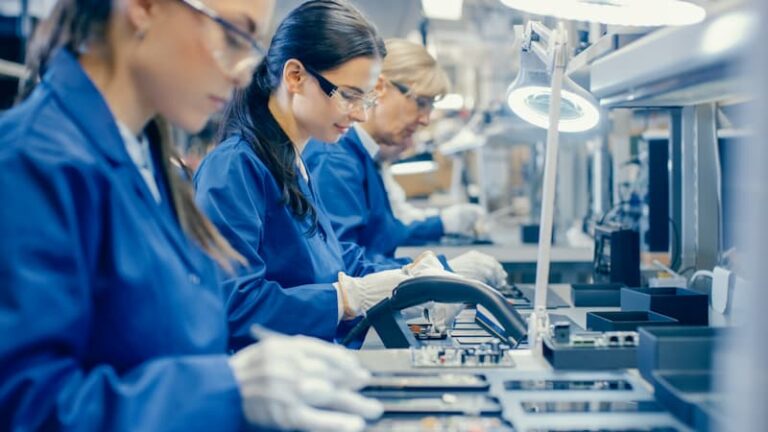 Einige Frauen bei der Schichtarbeit in der Industrie