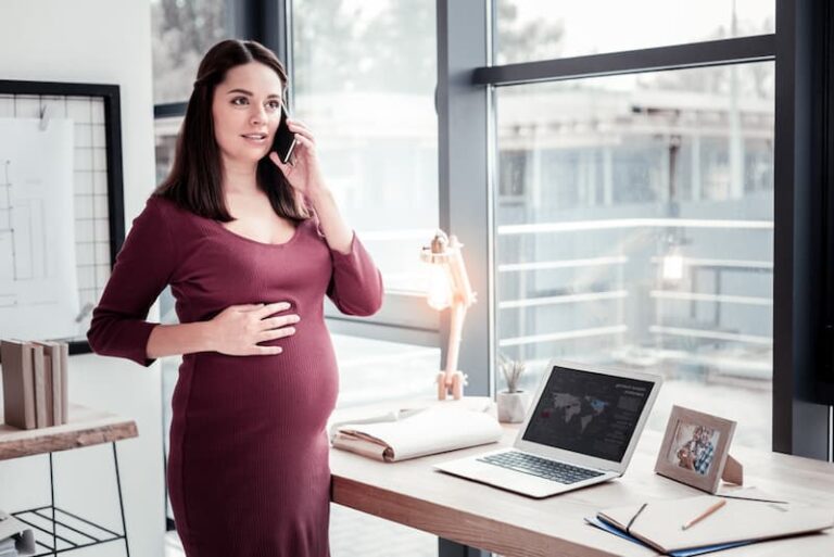 Eine schwangere Frau arbeitet im Büro, bald gilt ein Beschäftigungsverbot