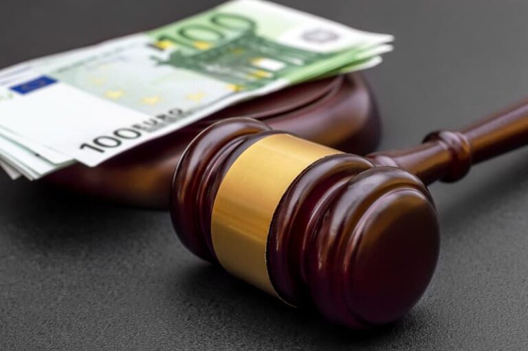 Symbolbild Entgeltfortzahlunsgesetz mit Richterhammer und Geldscheinen
