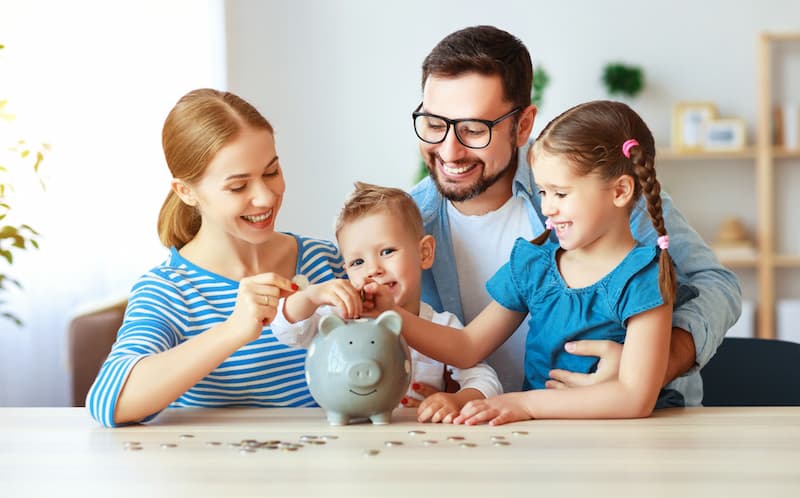 Eine Familie spart Geld, sie erhalten Kindergeld