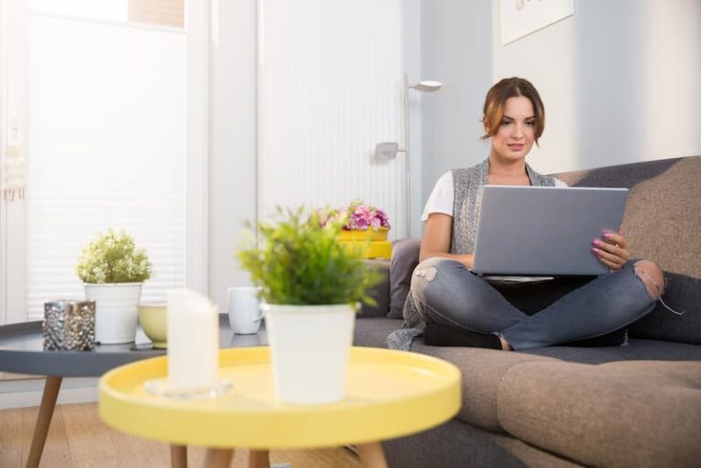 Eine Frau bei der Jobsuche im Internet