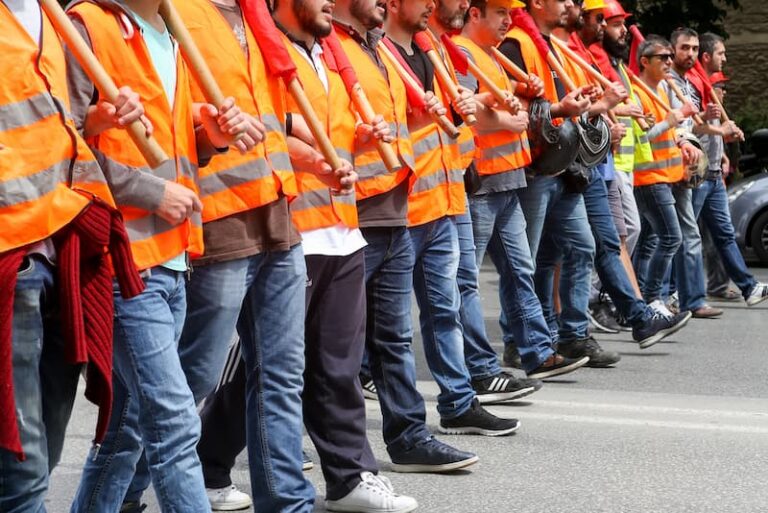 Mehrere Menschen bei einem Streik für bessere Arbeitsbedingungen