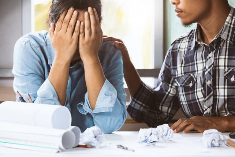 Ein Mann zeigt Empathie gegenüber einer Mitarbeiterin