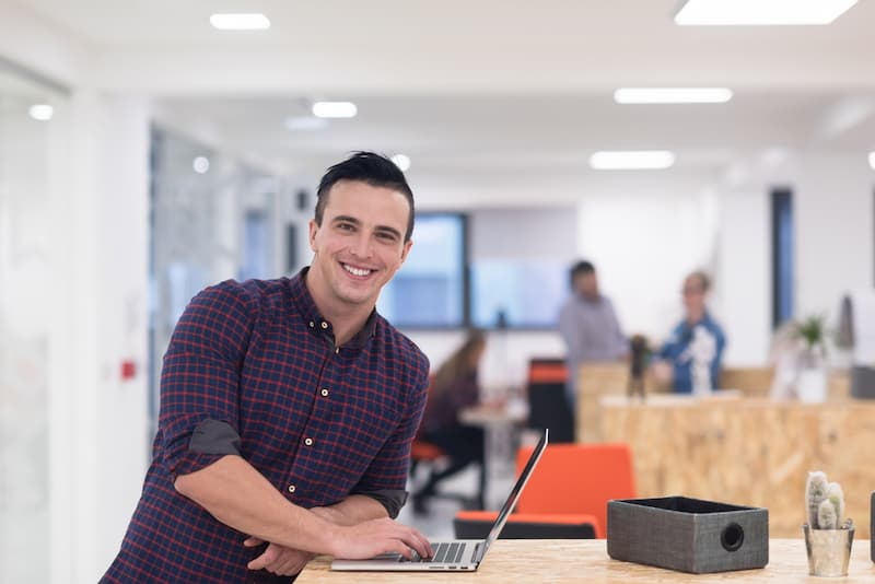 Ein Werkstudent im Büro