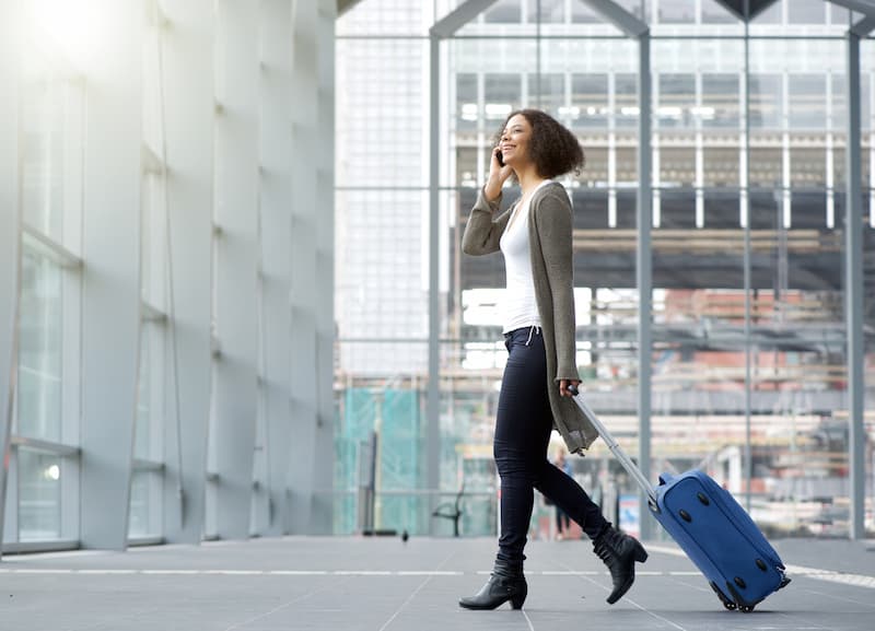 Eine Frau am Flughafen, was gilt für Arbeitnehmer nach dem Bundesurlaubsgesetz