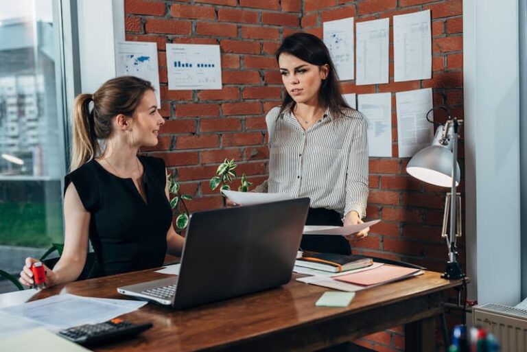 Eine Frau arbeitet als Bürokauffrau nach einer Umschulung