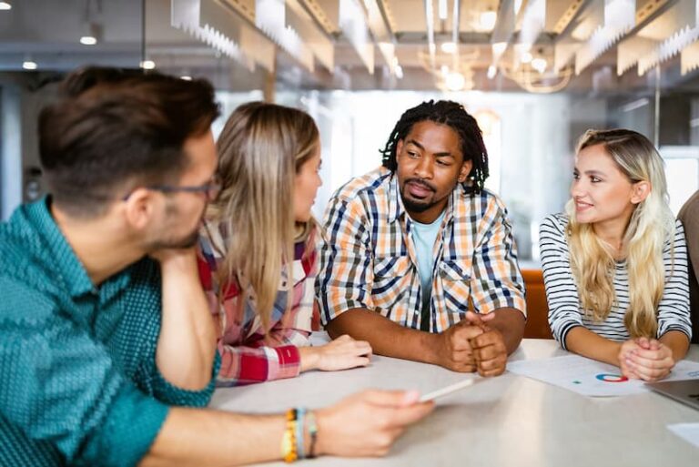 Mitarbeiter in einem Team diskutieren, sie haben alle eine hohe soziale Kompetenz