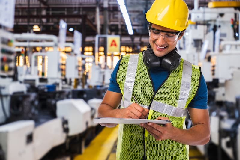 Ein Mann geht einem Job in der Industrie nach, er macht Zeitarbeit