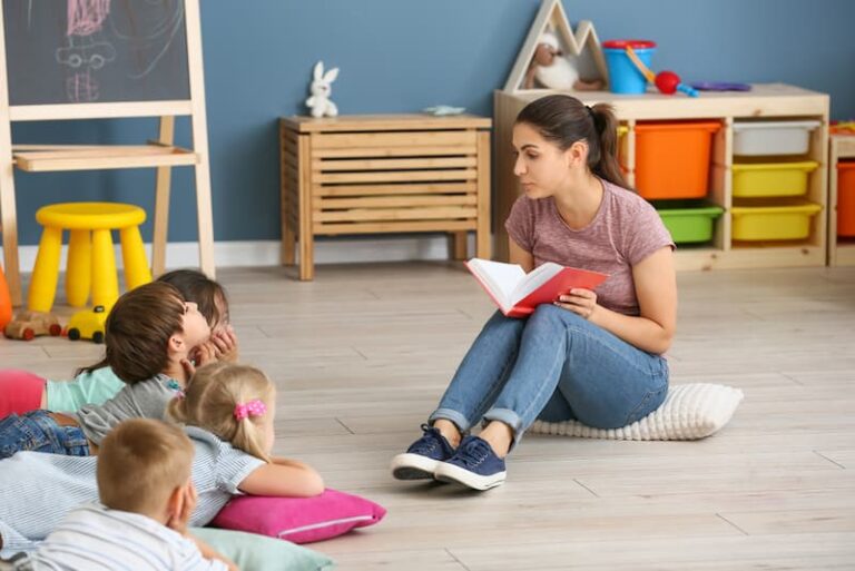 Eine Frau als Erzieherin im Kindergarten nach einer Umschulung