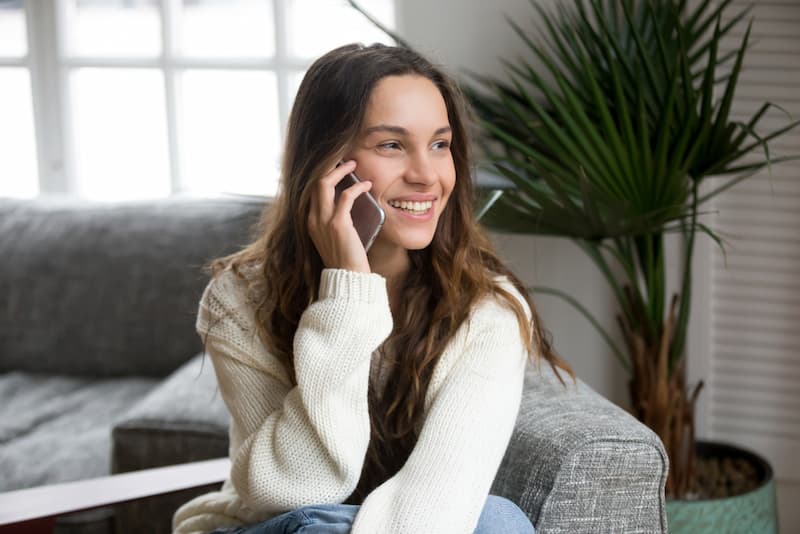 Eine Frau telefoniert mit einem Firmenhandy