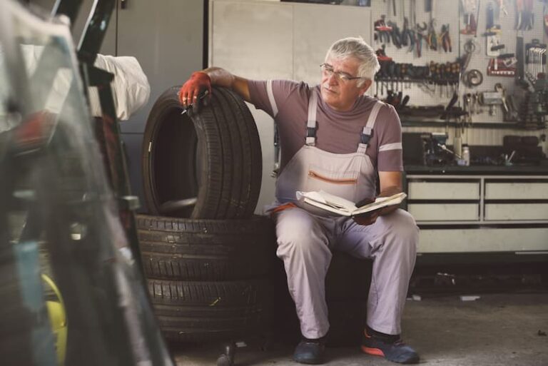 Ein älterer Mann arbeitet in einer KFZ-Werkstatt, erhält er die Rente mit 70?