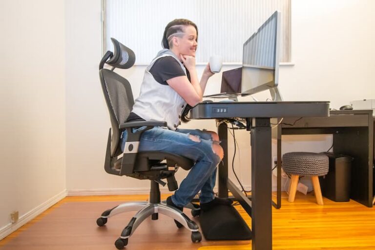 Eine Frau mit genug Ergonomie am Arbeitsplatz