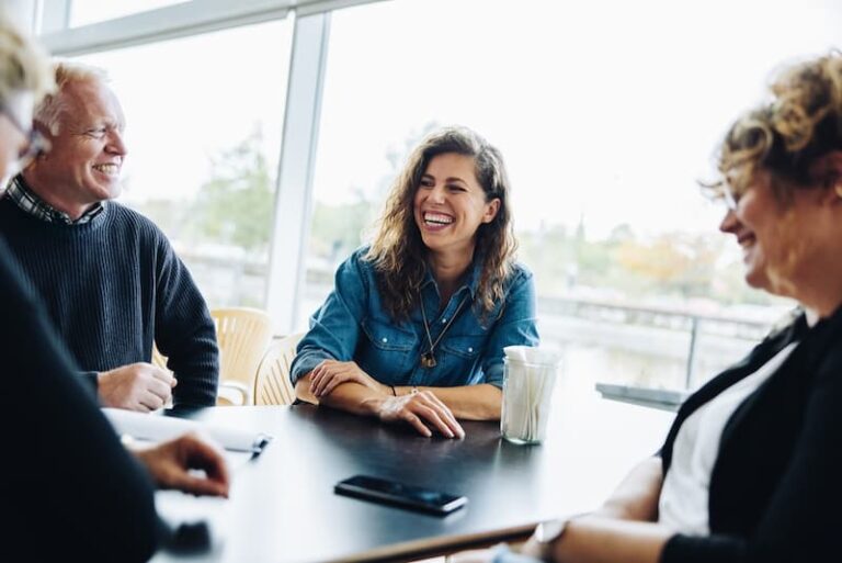 Eine Besprechung im Büro, wie lässt sich die Gruppendynamik positiv beeinflussen?