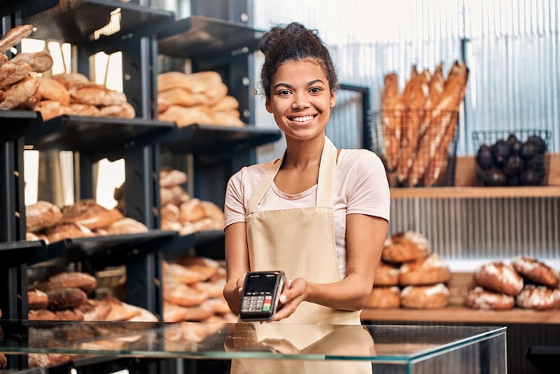 Eine junge Frau arbeitet in einer Bäckerei, es muss das Jugendarbeitsschutzgesetz beachtet werden