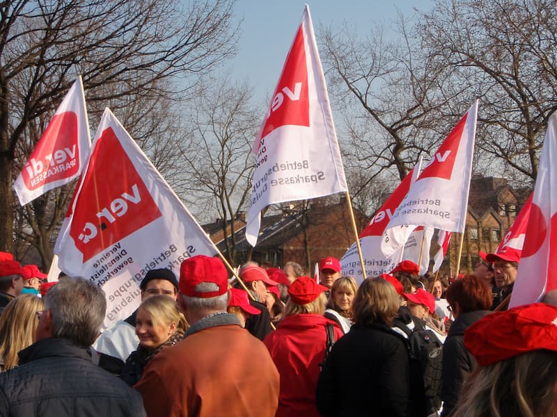 Mitglieder von Verdi auf der Straße, wozu gibt es Gewerkschaften?