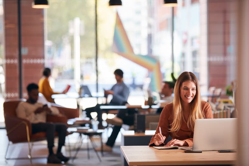 Eine Frau arbeitet in einem Open-Space-Büro