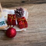 Weihnachtsdekoration mit Geldscheinen, wer erhält Weihnachtsgeld?