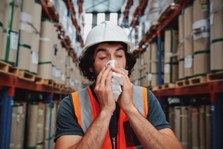 Ein Mann ist krank auf der Arbeit, dies ist Präsentismus