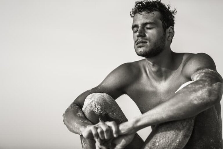 Ein Mann sitzt am Strand, er möchte sich erden