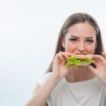 Eine Frau isst ein Sandwich, was ist die Sandwich-Methode?