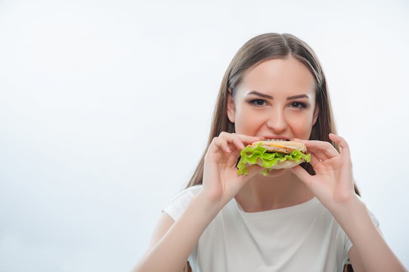 Eine Frau isst ein Sandwich, was ist die Sandwich-Methode?