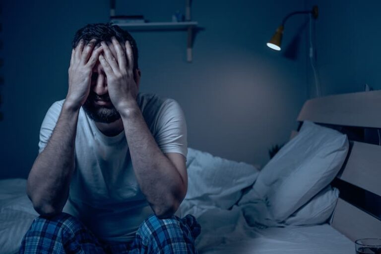 Ein Mann kommt kaum aus dem Bett, er leidet am chronischen Erschöpfungssyndrom