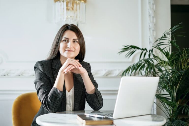 Eine Frau ist zufrieden, sie hat eine hohe Frustrationstoleranz