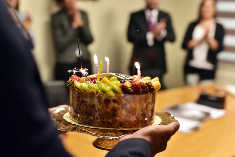 Ein Mensch bringt einen Kuchen fürs Büro mit