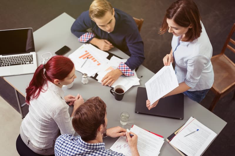 Eine Mitarbeiterin zeigt in einer Besprechung Eigeninitiative