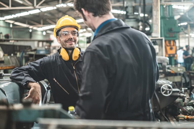 Ein Mann macht ein triales Studium im Handwerk