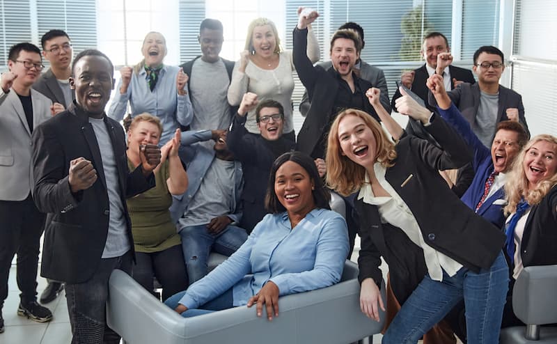 Ein zufriedenes Team im Büro, wie erreicht man eine hohe MItarbeiterbindung?